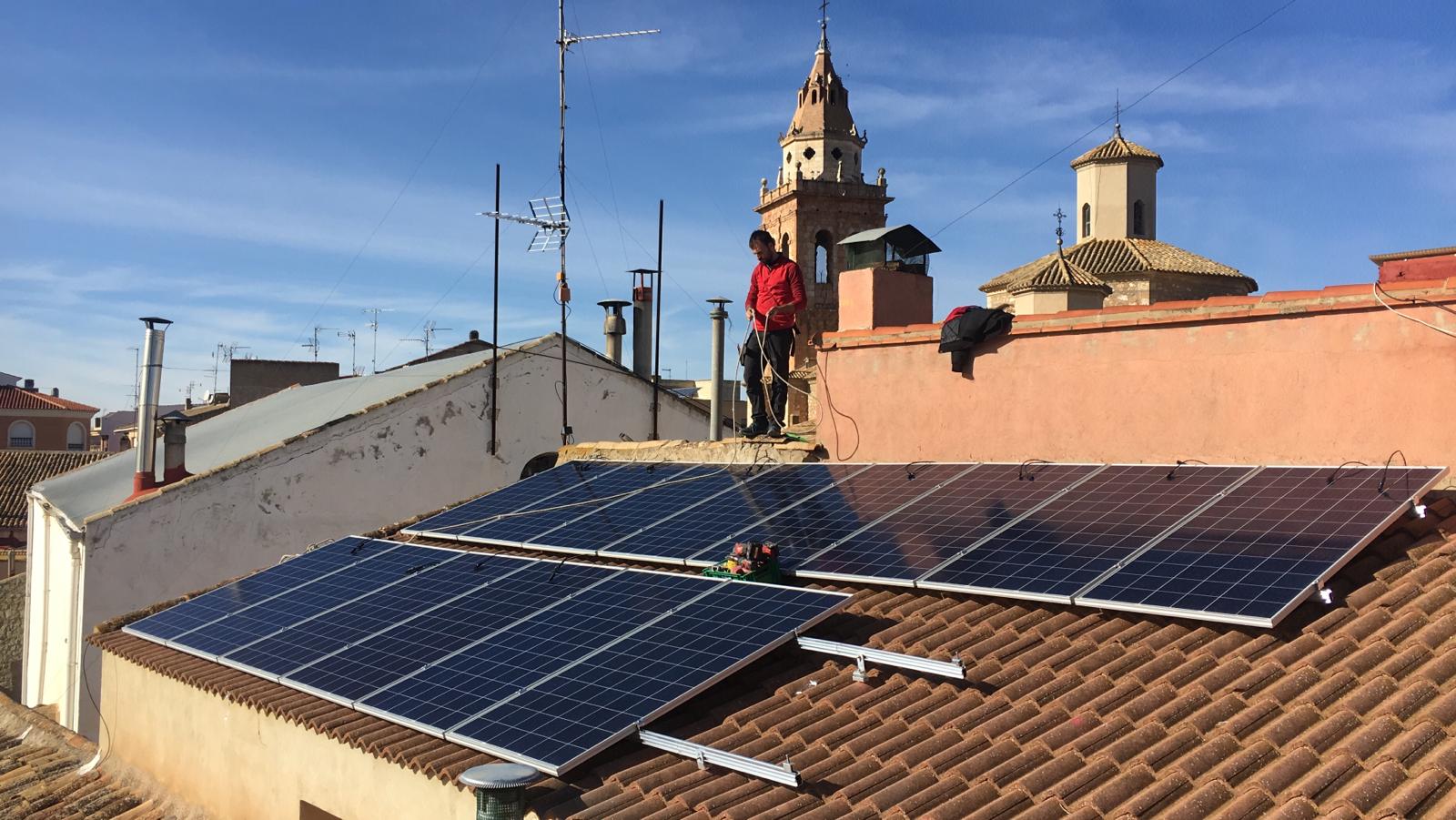 INSTALACIÓN SOLAR DE AUTOCONSUMO SOBRE TEJADO 5kWp (CASAS IBAÑEZ, ALBACETE)
