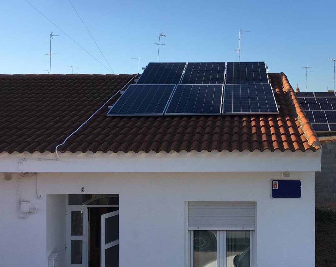 INSTALACIÓN SOLAR DE AUTOCONSUMO SOBRE TEJADO 2kWp (CASAS IBÁÑEZ, ALBACETE)